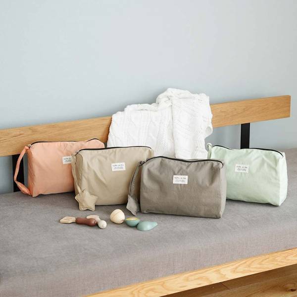 おむつ・おしり拭き・着替えが余裕でイン「ママに優しいおむつポーチ」に新色登場！[PR]
