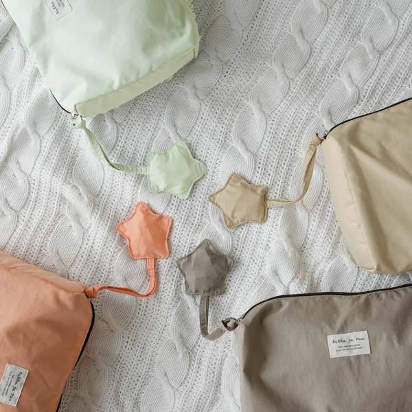 おむつ・おしり拭き・着替えが余裕でイン「ママに優しいおむつポーチ」に新色登場！[PR]