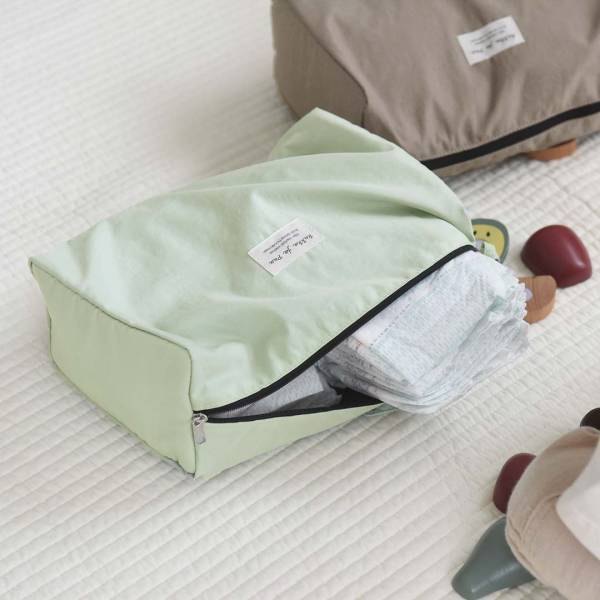 おむつ・おしり拭き・着替えが余裕でイン「ママに優しいおむつポーチ」に新色登場！[PR]