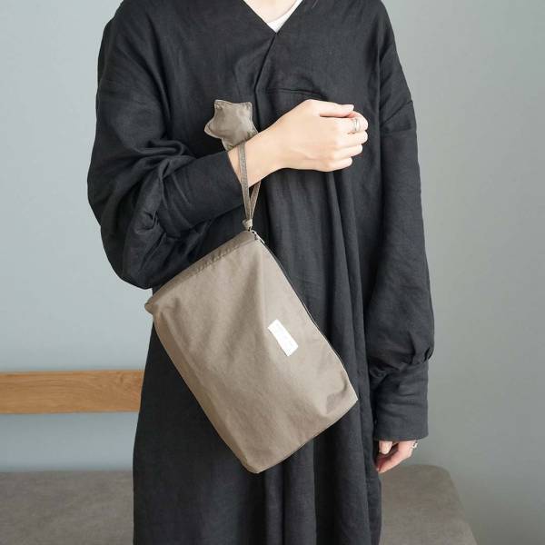 おむつ・おしり拭き・着替えが余裕でイン「ママに優しいおむつポーチ」に新色登場！[PR]