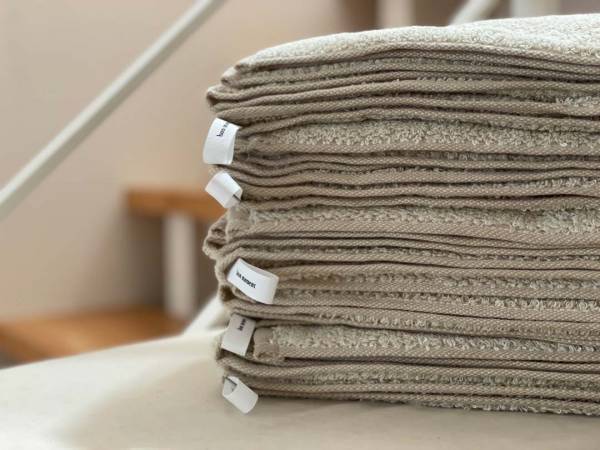 ついに見つけた！理想のループ付きスリムバスタオルはbon momentのシトロンベージュ。[PR]