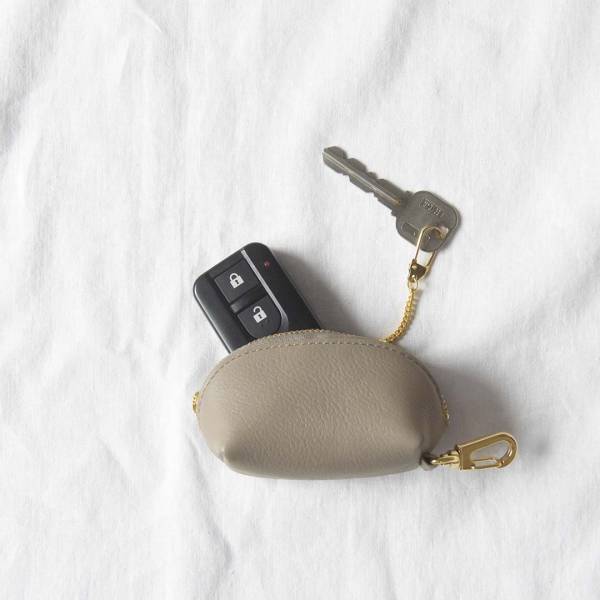 大人心を満たす小物選びは、上質レザー素材で決まりです。[PR]