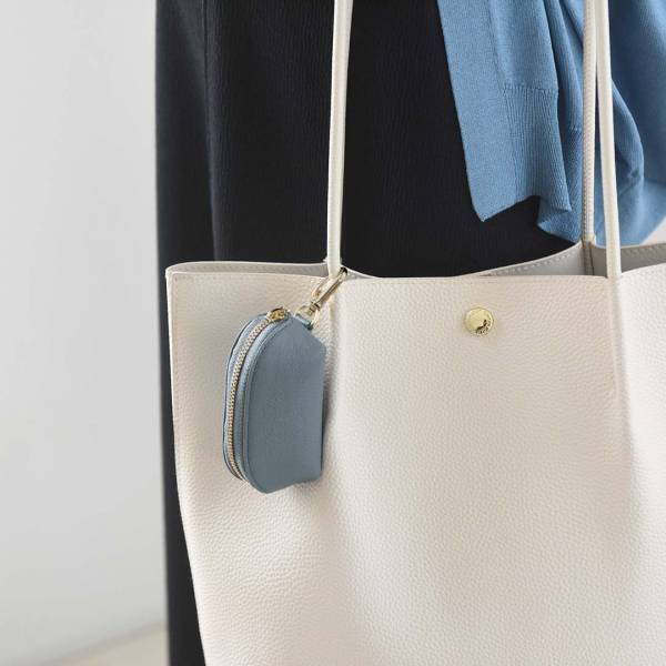 大人心を満たす小物選びは、上質レザー素材で決まりです。[PR]