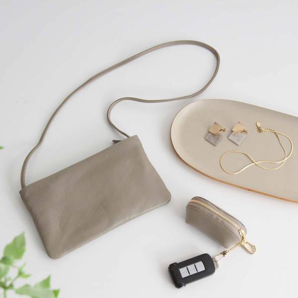 大人心を満たす小物選びは、上質レザー素材で決まりです。[PR]