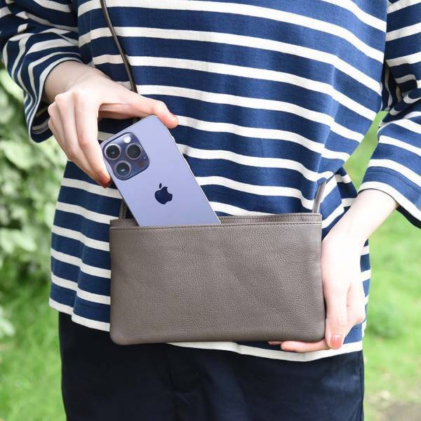 大人心を満たす小物選びは、上質レザー素材で決まりです。[PR]