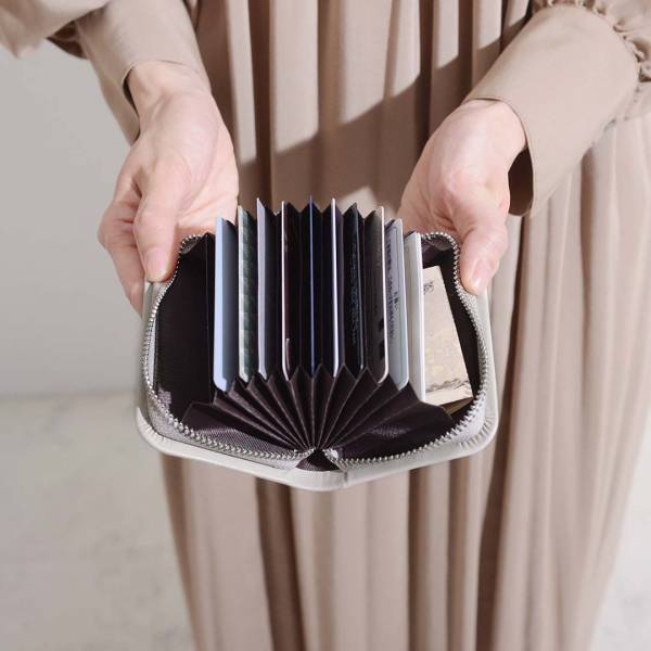 大人心を満たす小物選びは、上質レザー素材で決まりです。[PR]