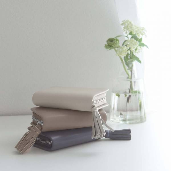 大人心を満たす小物選びは、上質レザー素材で決まりです。[PR]