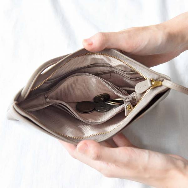 大人心を満たす小物選びは、上質レザー素材で決まりです。[PR]