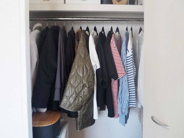 狭いクローゼットに収納が増やせる！ボンモマンから新登場した、「ハンギングラックシリーズ」[PR]