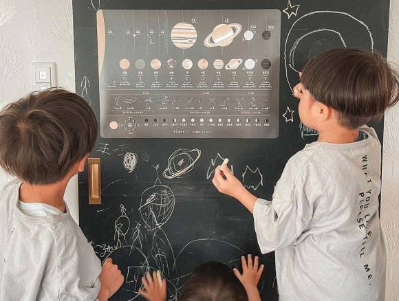 子どもの好奇心を育てる！「惑星」を取り入れたアートのような知育ポスター