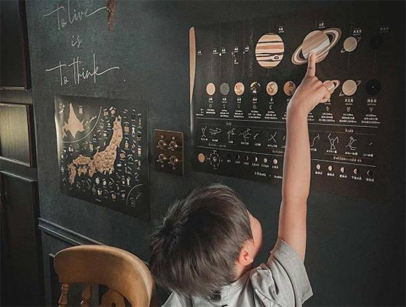 子どもの好奇心を育てる！「惑星」を取り入れたアートのような知育ポスター