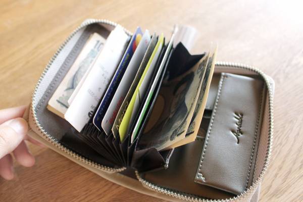 ママのお財布選びの決定版！小さくてもたっぷり収納「Agreable　ミニウォレット」[PR]