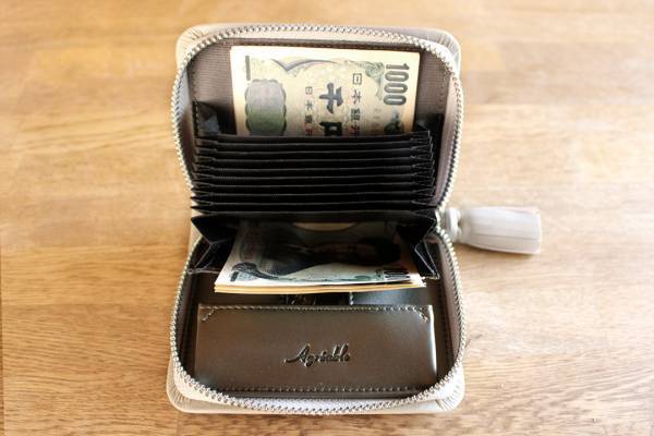 ママのお財布選びの決定版！小さくてもたっぷり収納「Agreable　ミニウォレット」[PR]