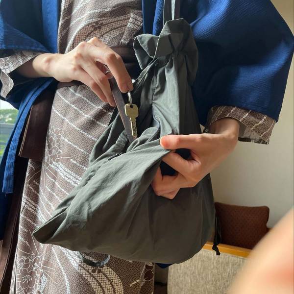 全お泊りに使える！大人のラフな旅先スタイルに似合う新作サブバッグ登場[PR]