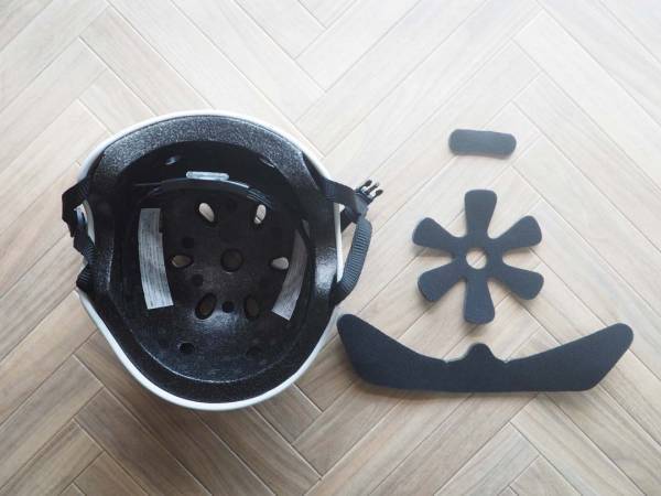 子どもの頭をかわいく、安全に守る！　毎日の送迎のお供「キッズヘルメット」