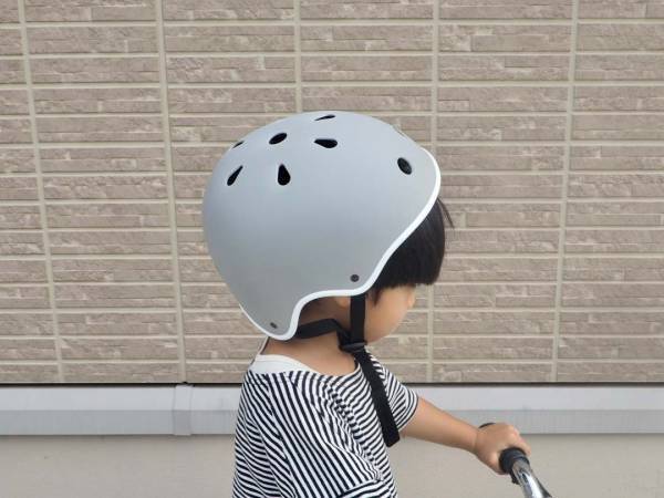 子どもの頭をかわいく、安全に守る！　毎日の送迎のお供「キッズヘルメット」