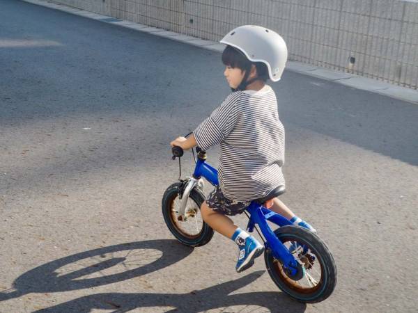 子どもの頭をかわいく、安全に守る！　毎日の送迎のお供「キッズヘルメット」