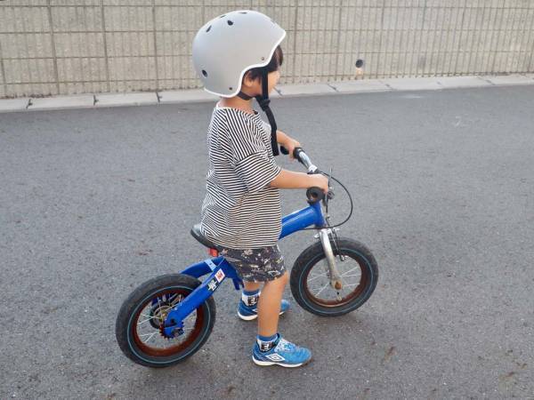 子どもの頭をかわいく、安全に守る！　毎日の送迎のお供「キッズヘルメット」