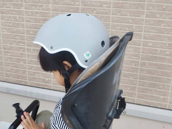 子どもの頭をかわいく、安全に守る！　毎日の送迎のお供「キッズヘルメット」