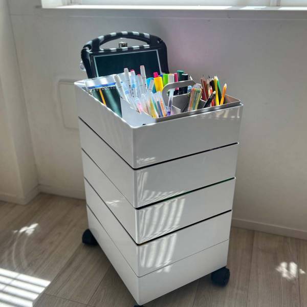 見た目と使いやすさ、どちらも叶う！複数使いでスッキリ片付く「仕切り収納ボックス」スタッフの使い方[PR]