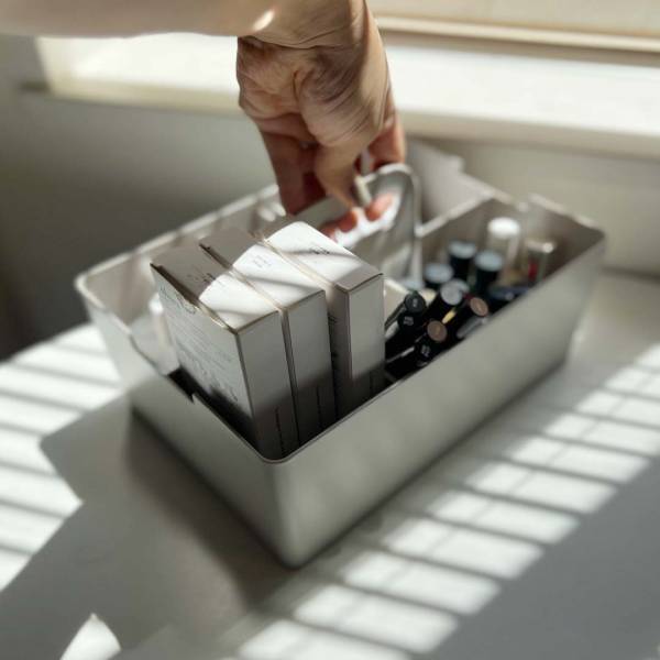見た目と使いやすさ、どちらも叶う！複数使いでスッキリ片付く「仕切り収納ボックス」スタッフの使い方[PR]