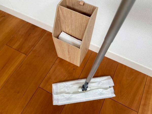 出しっぱなしでも違和感なし。サッと手に取れるからキレイが続く「bon momentのフローリングワイパースタンド」[PR]