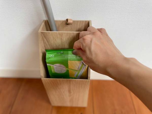 出しっぱなしでも違和感なし。サッと手に取れるからキレイが続く「bon momentのフローリングワイパースタンド」[PR]