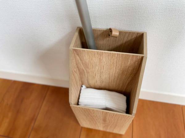 出しっぱなしでも違和感なし。サッと手に取れるからキレイが続く「bon momentのフローリングワイパースタンド」[PR]