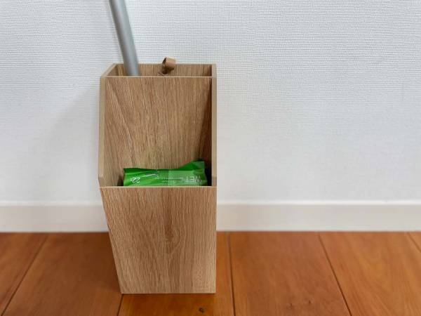 出しっぱなしでも違和感なし。サッと手に取れるからキレイが続く「bon momentのフローリングワイパースタンド」[PR]