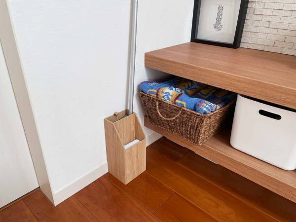 出しっぱなしでも違和感なし。サッと手に取れるからキレイが続く「bon momentのフローリングワイパースタンド」[PR]