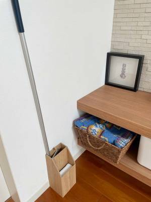 出しっぱなしでも違和感なし。サッと手に取れるからキレイが続く「bon momentのフローリングワイパースタンド」[PR]