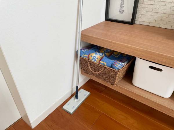出しっぱなしでも違和感なし。サッと手に取れるからキレイが続く「bon momentのフローリングワイパースタンド」[PR]