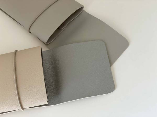 メガネケースとバネ式ポーチで、バッグの中の小さな持ち物をスッキリ解決。[PR]