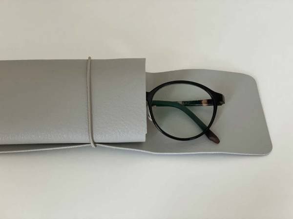 メガネケースとバネ式ポーチで、バッグの中の小さな持ち物をスッキリ解決。[PR]