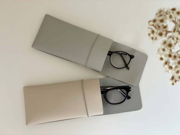 メガネケースとバネ式ポーチで、バッグの中の小さな持ち物をスッキリ解決。[PR]