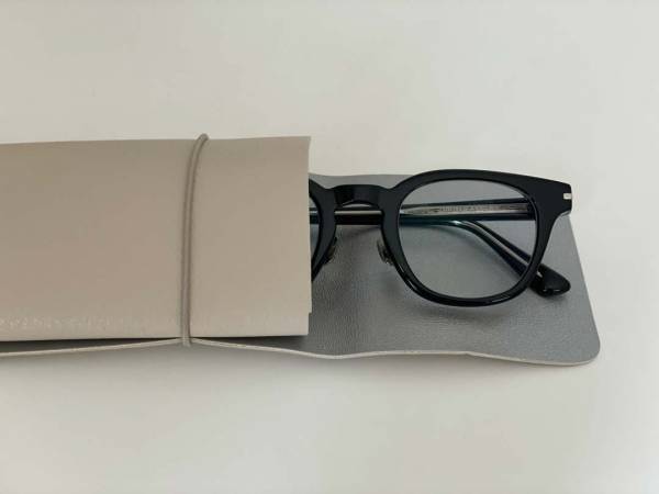 メガネケースとバネ式ポーチで、バッグの中の小さな持ち物をスッキリ解決。[PR]