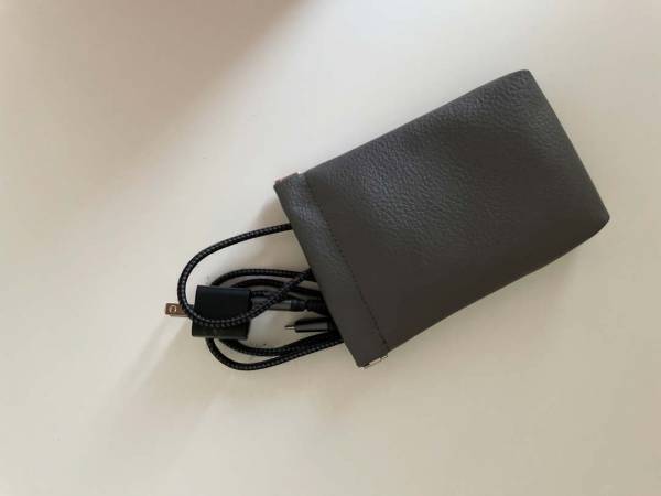 メガネケースとバネ式ポーチで、バッグの中の小さな持ち物をスッキリ解決。[PR]