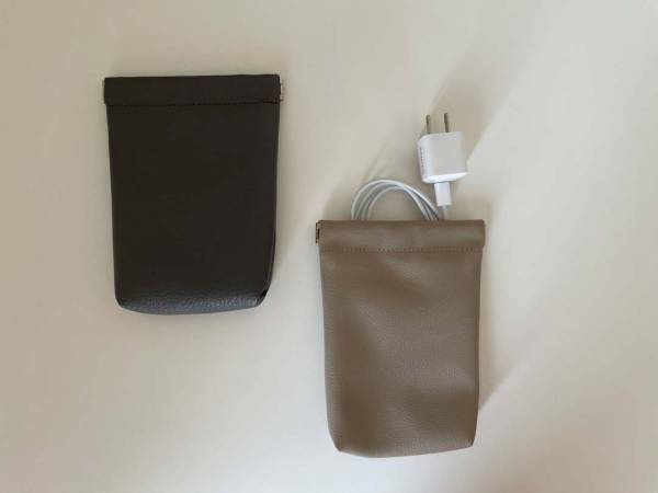 メガネケースとバネ式ポーチで、バッグの中の小さな持ち物をスッキリ解決。[PR]