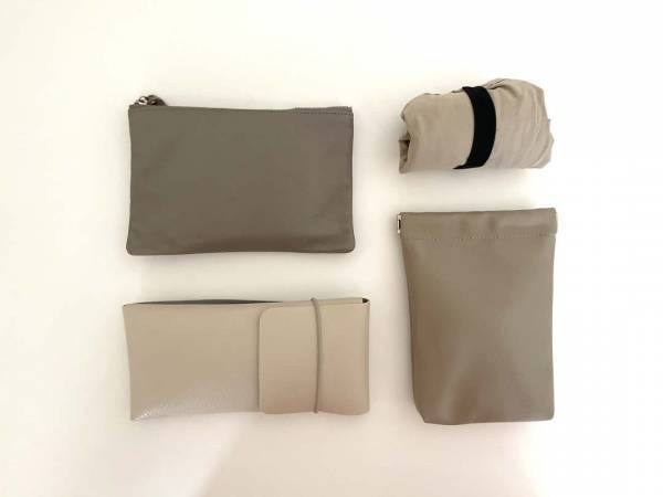 メガネケースとバネ式ポーチで、バッグの中の小さな持ち物をスッキリ解決。[PR]