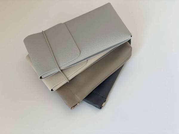 メガネケースとバネ式ポーチで、バッグの中の小さな持ち物をスッキリ解決。[PR]