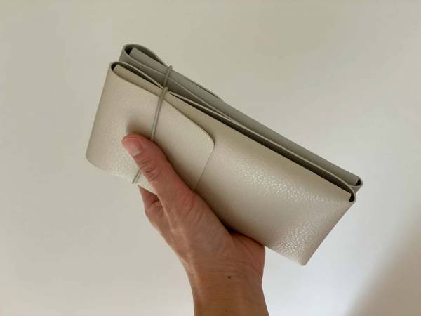 メガネケースとバネ式ポーチで、バッグの中の小さな持ち物をスッキリ解決。[PR]