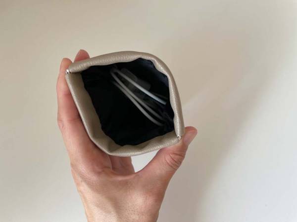 メガネケースとバネ式ポーチで、バッグの中の小さな持ち物をスッキリ解決。[PR]