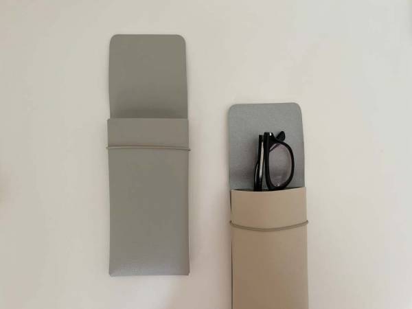 メガネケースとバネ式ポーチで、バッグの中の小さな持ち物をスッキリ解決。[PR]