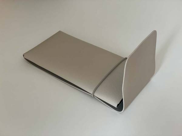 メガネケースとバネ式ポーチで、バッグの中の小さな持ち物をスッキリ解決。[PR]