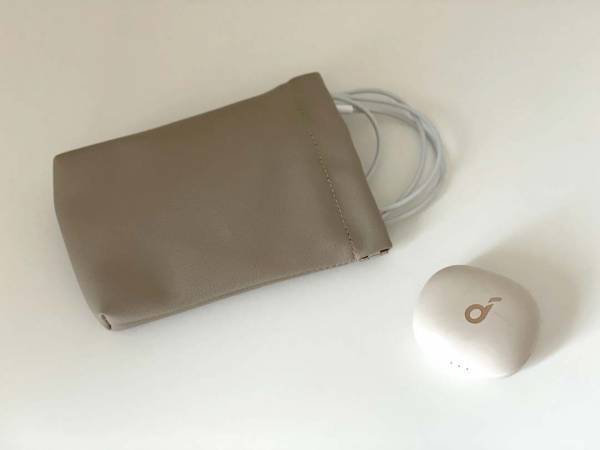 メガネケースとバネ式ポーチで、バッグの中の小さな持ち物をスッキリ解決。[PR]