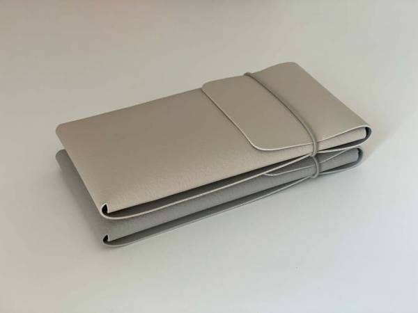 メガネケースとバネ式ポーチで、バッグの中の小さな持ち物をスッキリ解決。[PR]