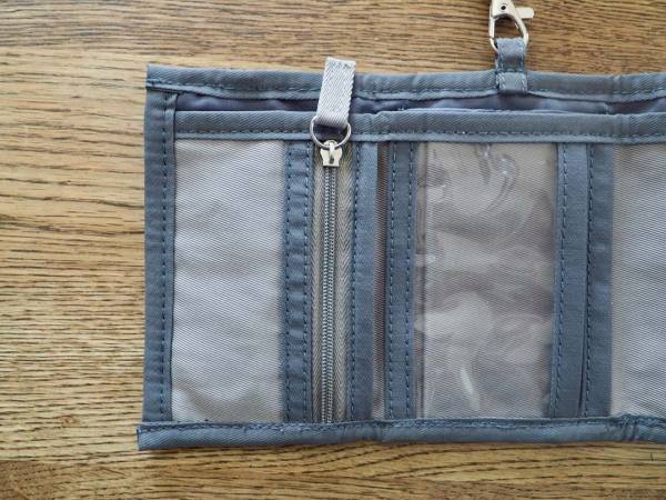 小学生のお財布デビューにオススメ！ネックストラップ付きで紛失防止できる「キッズウォレット」[PR]