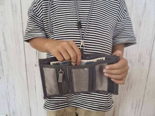 小学生のお財布デビューにオススメ！ネックストラップ付きで紛失防止できる「キッズウォレット」[PR]
