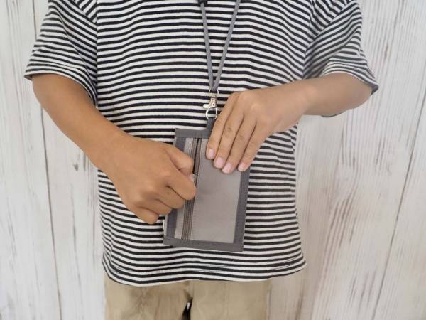 小学生のお財布デビューにオススメ！ネックストラップ付きで紛失防止できる「キッズウォレット」[PR]