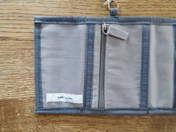 小学生のお財布デビューにオススメ！ネックストラップ付きで紛失防止できる「キッズウォレット」[PR]